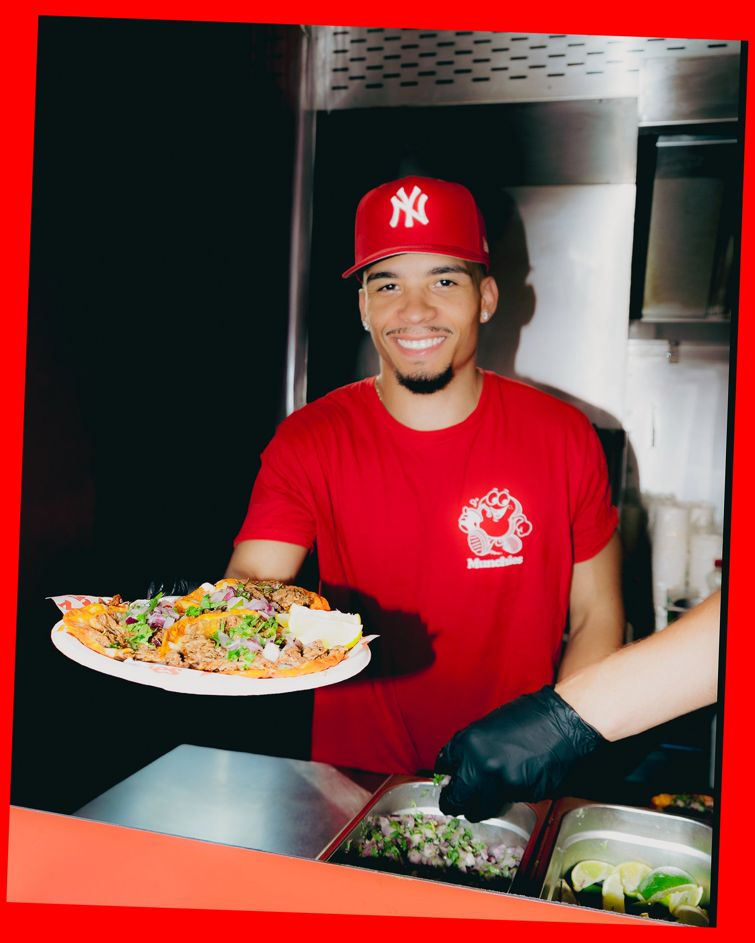 Munchies Teammitglied reicht Birria Tacos über die Theke